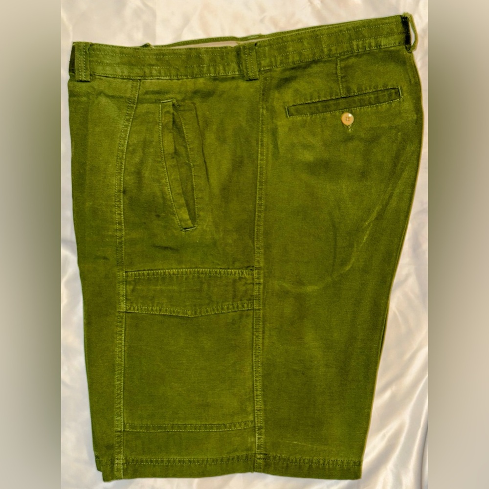 Tommy Bahama Men's Cargo Shorts in Olive